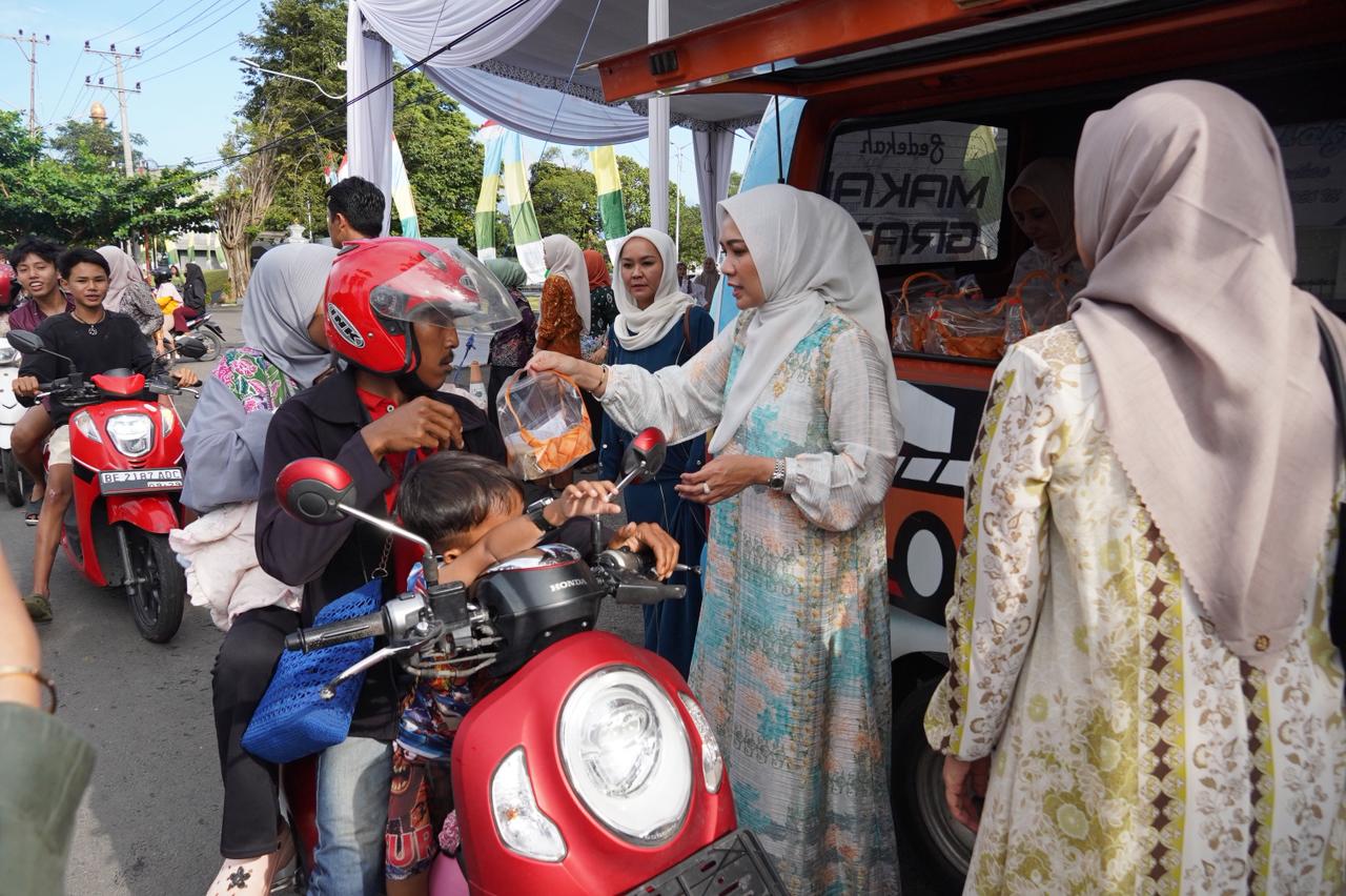 TP. PKK Provinsi Lampung Bersama DWP Bagikan 500 Paket Takjil di Hari Terakhir Kegiatan Ramadan Berbagi
